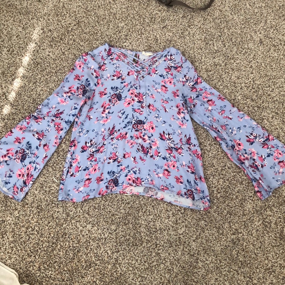 Violet long sleeve shirt with flowered details.